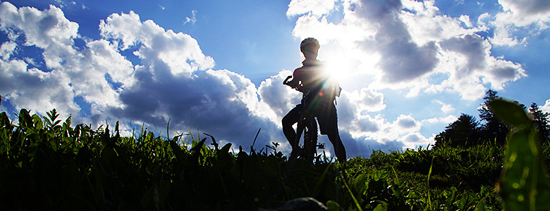 Mountainbiken bei Sonnenuntergang